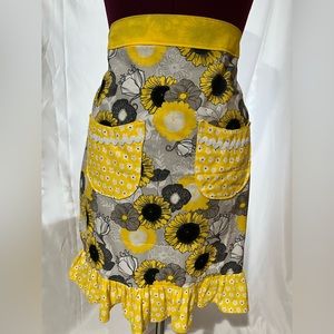 Sunflower lap apron with pockets and ruffles